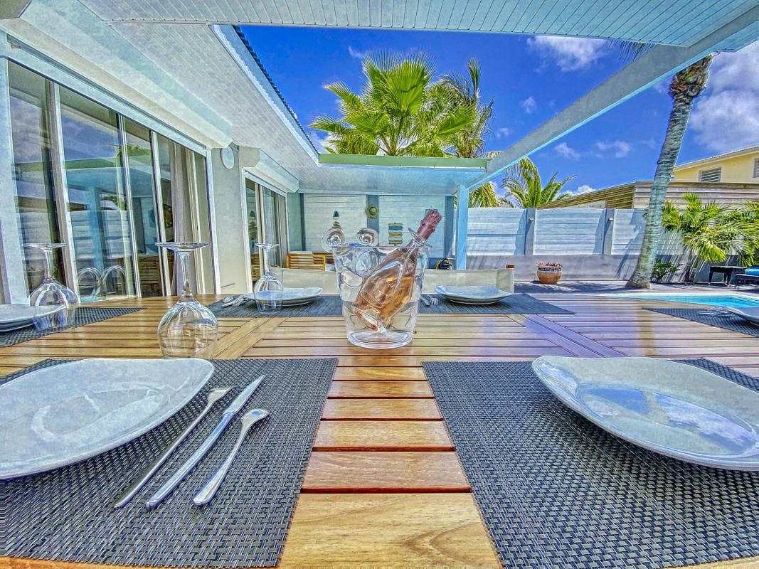 Location Villa 3 chambres Orient Bay St Martin-table a manger-7